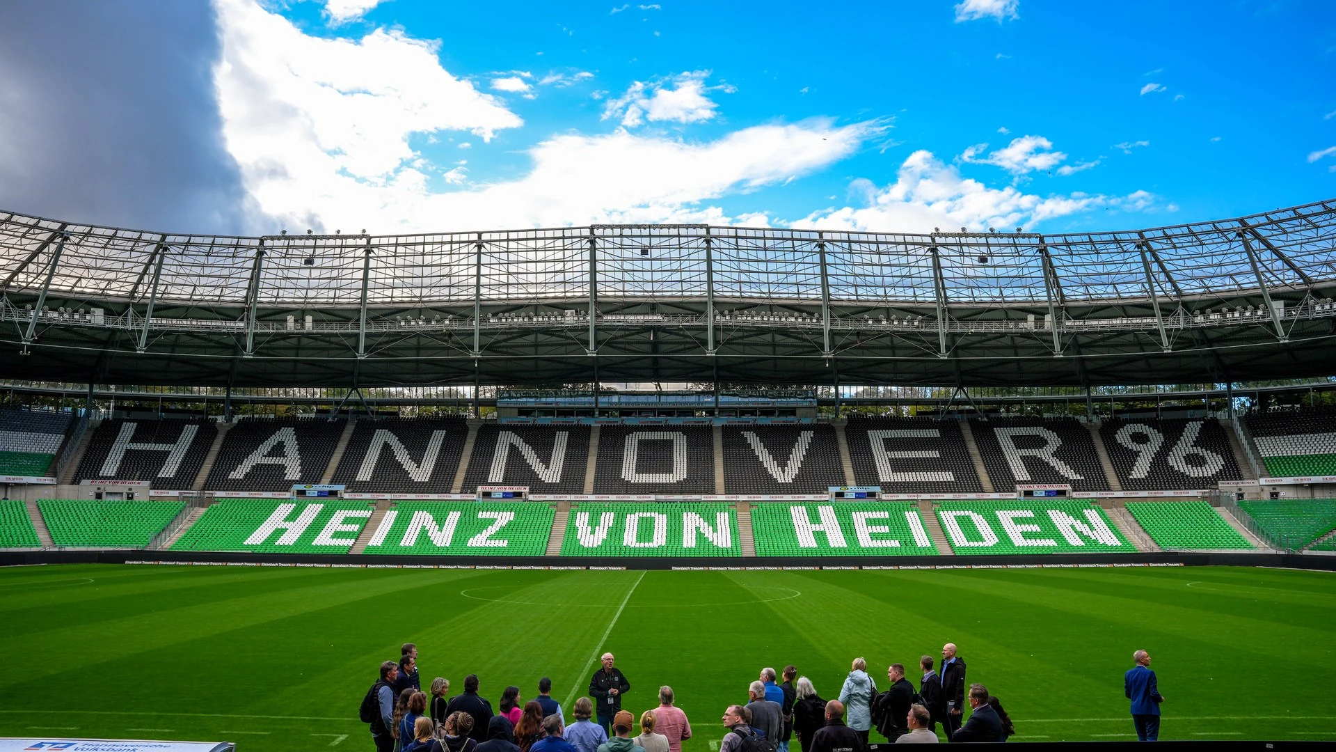 Teilnehmende der C³ 2026 bei der Stadionführung in der Heinz von Heiden Arena